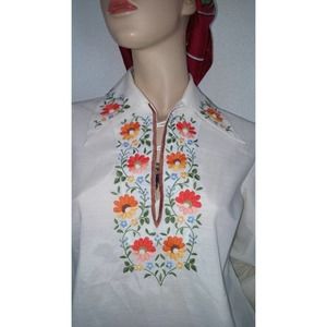 1960s-70s hand embroidered vintage blouse. Excellent ladies medium.